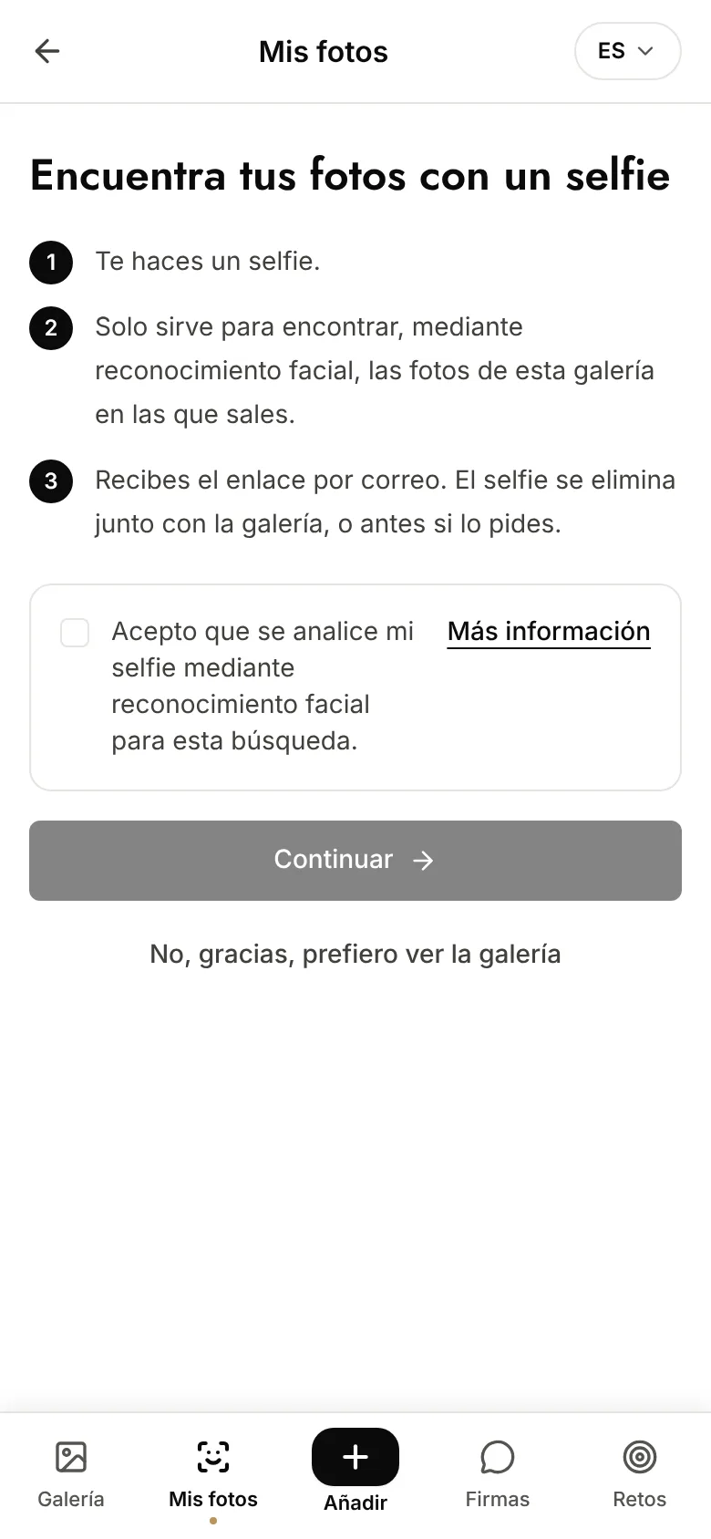 Pantalla «Encuentra tus fotos con un selfie» de Evokly en el móvil: los tres pasos explicados, casilla «Acepto que se analice mi selfie mediante reconocimiento facial para esta búsqueda», botón Continuar y enlace «No, gracias, prefiero ver la galería»