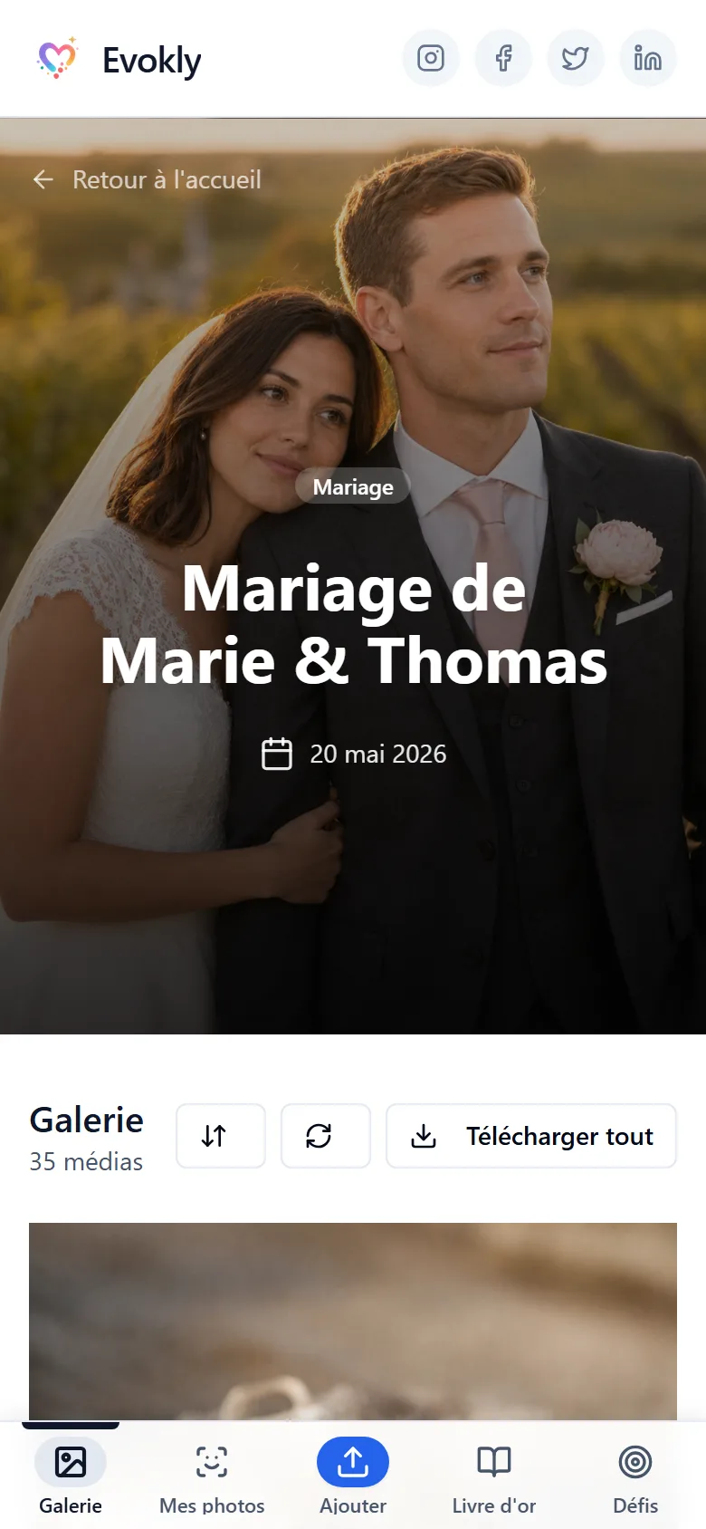 Galerie du mariage de Marie et Thomas ouverte sur un téléphone après le scan du QR code : photo de couverture, date du 20 mai 2026, compteur de 35 médias, bouton Télécharger tout et onglets Galerie, Mes photos, Ajouter, Livre d'or, Défis