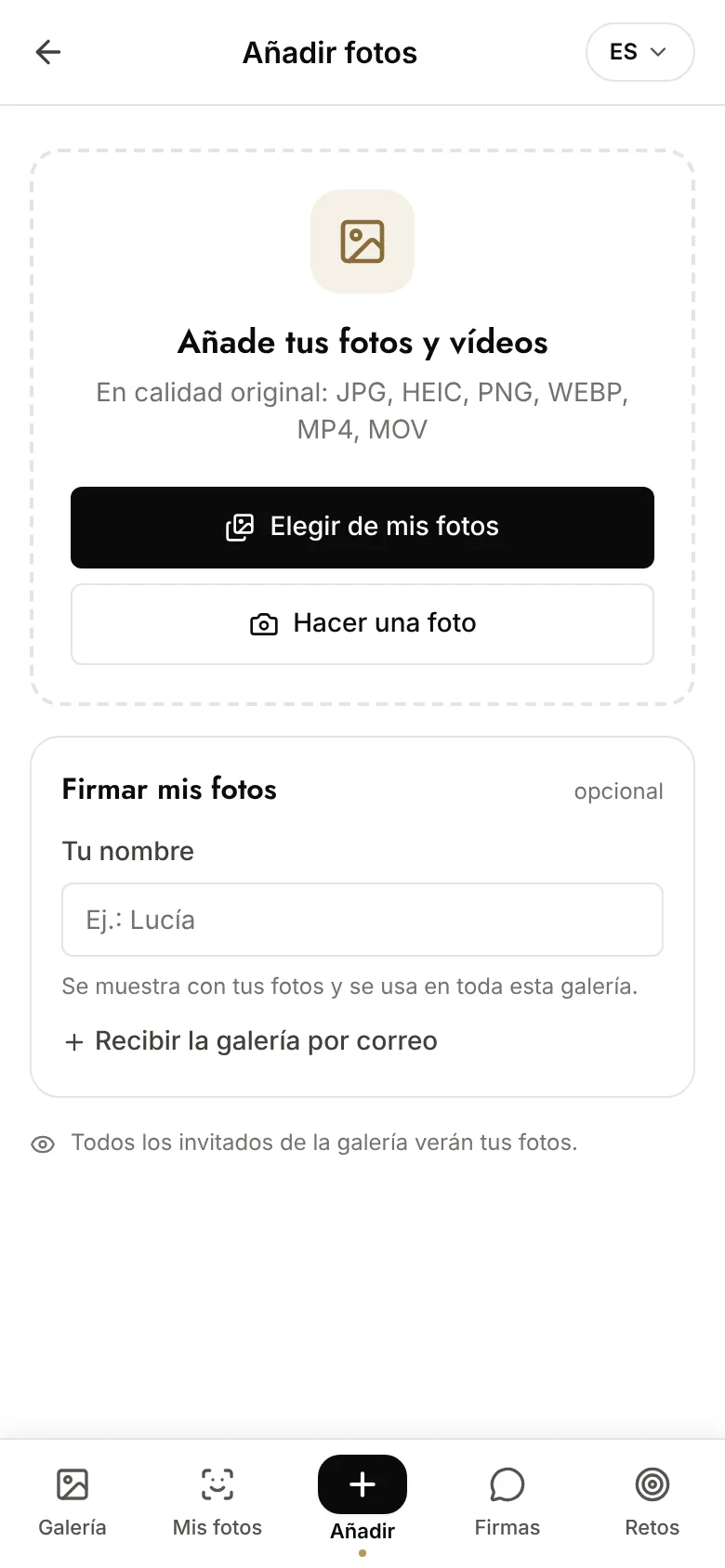 Pestaña Añadir de una galería Evokly en el móvil: «Añade tus fotos y vídeos» en calidad original (JPG, HEIC, PNG, WEBP, MP4, MOV), botones Elegir de mis fotos y Hacer una foto, nombre opcional para firmar las fotos